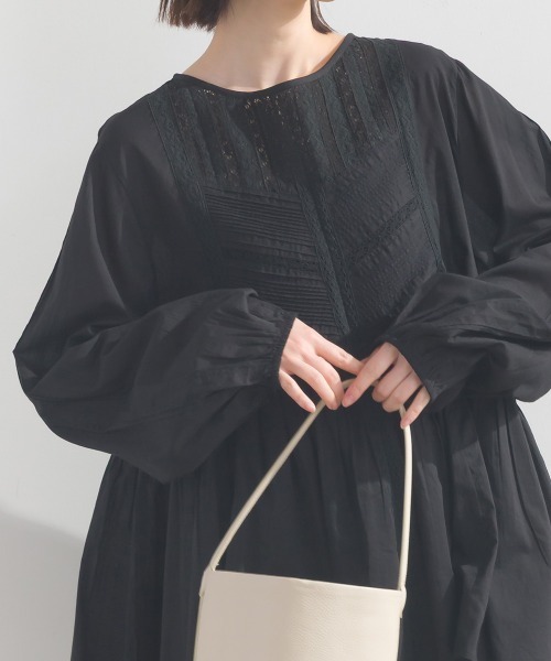 OMNES（オムネス）の「コットンボイルレース切り替えプルオーバーブラウス（シャツ/ブラウス・レディース・ベージュ/ホワイト/ブルー/ブラック・FREE）」の7枚目の写真