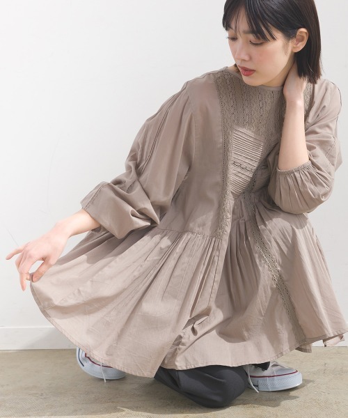 OMNES（オムネス）の「コットンボイルレース切り替えプルオーバーブラウス（シャツ/ブラウス・レディース・ベージュ/ホワイト/ブルー/ブラック・FREE）」の11枚目の写真