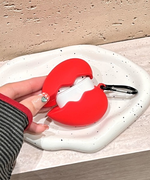 Fun & Daily（ファンアンドデイリー）の「Silicon Heart AirPods4 Case / エアポッズ４（ヘッドフォン/イヤホン・レディース・レッド・FREE）」の6枚目の写真