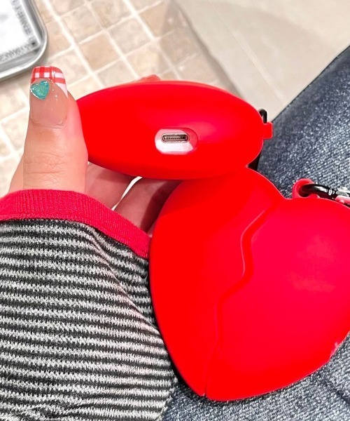 Fun & Daily（ファンアンドデイリー）の「Silicon Heart AirPods4 Case / エアポッズ４（ヘッドフォン/イヤホン・レディース・レッド・FREE）」の5枚目の写真