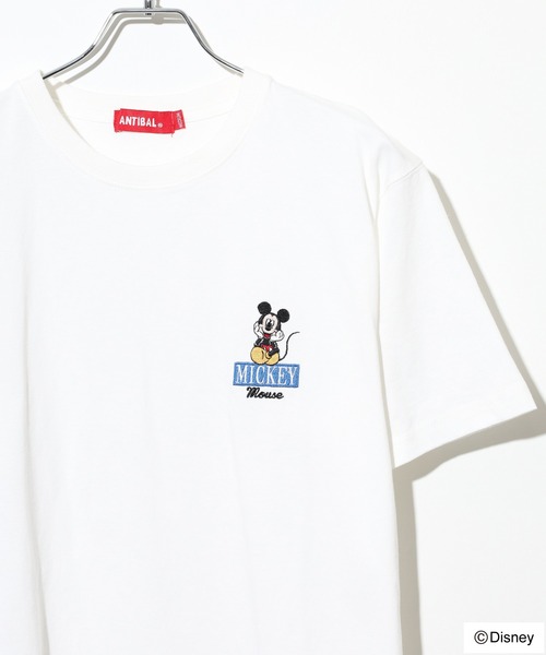 Disney(ディズニー)の「ATELANE ANTIBAL Disney ミッキーマウス ワンポイント刺繍ベーシックサイズTEE(Tシャツ/カットソー・メンズ・ピンク/ベージュ/ネイビー/ホワイト系1/ホワイト系2/ホワイト系3/グレー/ブラック・L/M/XL)」の2枚目の写真