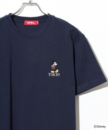 Disney（ディズニー）の「ATELANE ANTIBAL Disney ミッキーマウス ワンポイント刺繍ベーシックサイズTEE（Tシャツ/カットソー）」