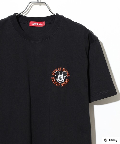 Disney(ディズニー)の「ATELANE ANTIBAL Disney ミッキーマウス ワンポイント刺繍ベーシックサイズTEE(Tシャツ/カットソー・メンズ・ピンク/ベージュ/ネイビー/ホワイト系1/ホワイト系2/ホワイト系3/グレー/ブラック・L/M/XL)」の1枚目の写真