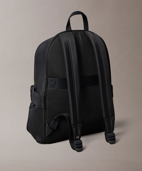 Calvin Klein（カルバン・クライン）の「ボールド ロゴ ラウンドバックパック（バックパック/リュック・メンズ・ブラック・FREE）」の2枚目の写真