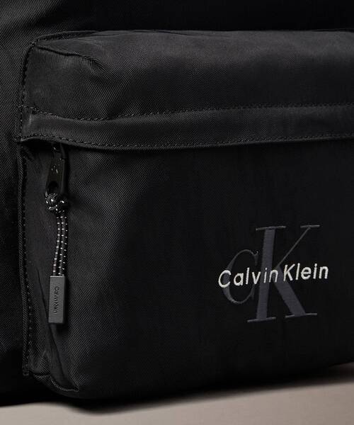 Calvin Klein（カルバン・クライン）の「ボールド ロゴ ラウンドバックパック（バックパック/リュック・メンズ・ブラック・FREE）」の4枚目の写真