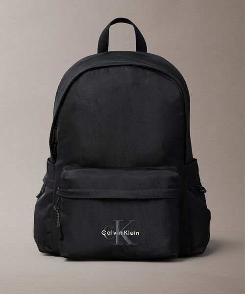 Calvin Klein（カルバン・クライン）の「ボールド ロゴ ラウンドバックパック（バックパック/リュック・メンズ・ブラック・FREE）」の5枚目の写真