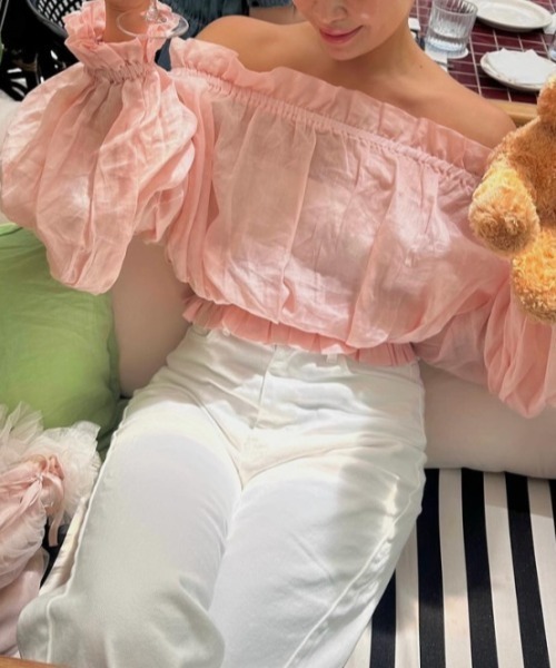 FREE STYLISTS（フリー スタイリスト）の「YUGA_YGMC Off-the-shoulder volume sleeve blouse（シャツ/ブラウス・レディース・ベビーピンク/ホワイト/ネイビー・FREE）」の4枚目の写真