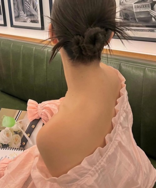 FREE STYLISTS（フリー スタイリスト）の「YUGA_YGMC Off-the-shoulder volume sleeve blouse（シャツ/ブラウス・レディース・ベビーピンク/ホワイト/ネイビー・FREE）」の6枚目の写真