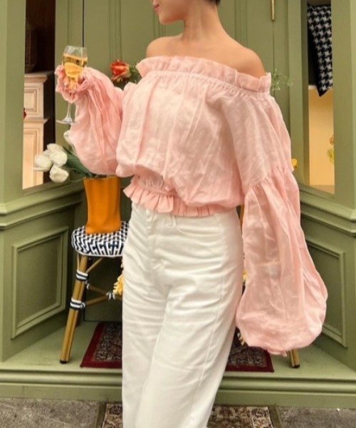 FREE STYLISTS（フリー スタイリスト）の「YUGA_YGMC Off-the-shoulder volume sleeve blouse（シャツ/ブラウス・レディース・ベビーピンク/ホワイト/ネイビー・FREE）」の14枚目の写真