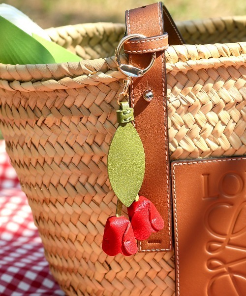 美品 Y's フラワーブローチ バッグチャーム ホワイト レザー レディース 美品 Y's フラワーブローチ バッグチャーム ホワイト レザー