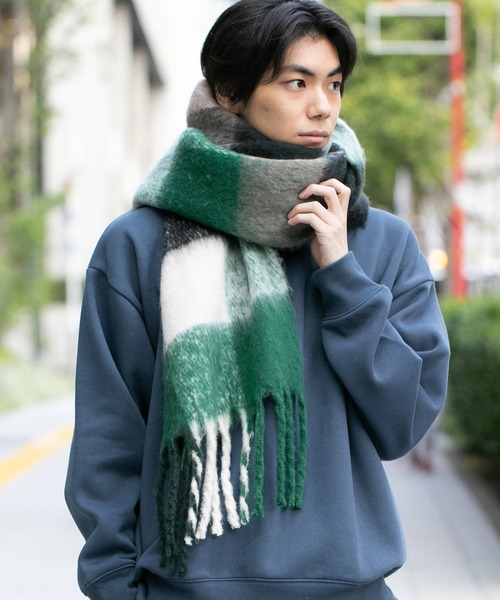 LAKOLE（ラコレ）の「チェックブークレーマフラー / 576684（マフラー・メンズ・ブラウン/グリーン/チャコール・FREE）」の3枚目の写真