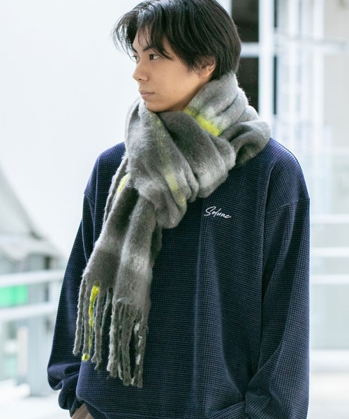 LAKOLE（ラコレ）の「チェックブークレーマフラー / 576684（マフラー・メンズ・ブラウン/グリーン/チャコール・FREE）」の2枚目の写真