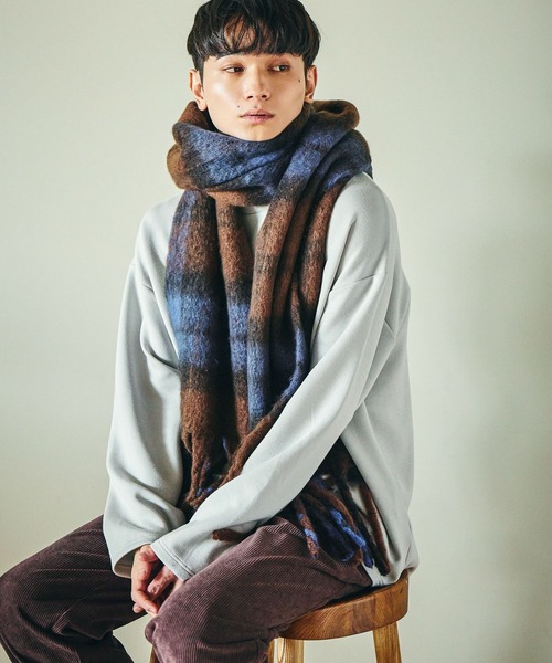 LAKOLE（ラコレ）の「チェックブークレーマフラー / 576684（マフラー・メンズ・ブラウン/グリーン/チャコール・FREE）」の4枚目の写真