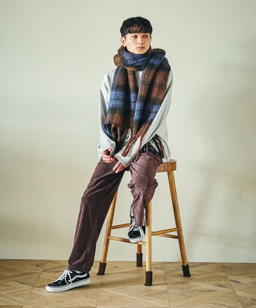 LAKOLE（ラコレ）の「チェックブークレーマフラー / 576684（マフラー・メンズ・ブラウン/グリーン/チャコール・FREE）」の5枚目の写真