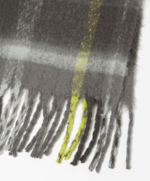 LAKOLE（ラコレ）の「チェックブークレーマフラー / 576684（マフラー・メンズ・ブラウン/グリーン/チャコール・FREE）」の7枚目の写真