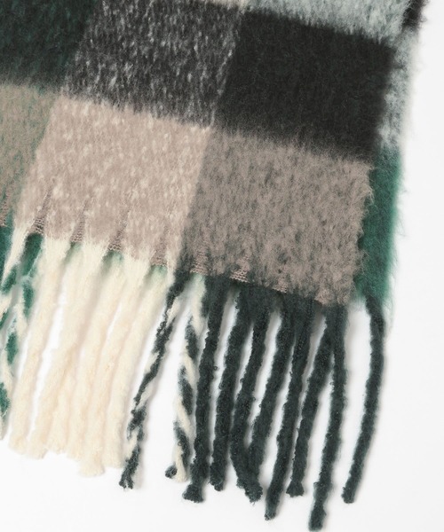 LAKOLE（ラコレ）の「チェックブークレーマフラー / 576684（マフラー・メンズ・ブラウン/グリーン/チャコール・FREE）」の8枚目の写真