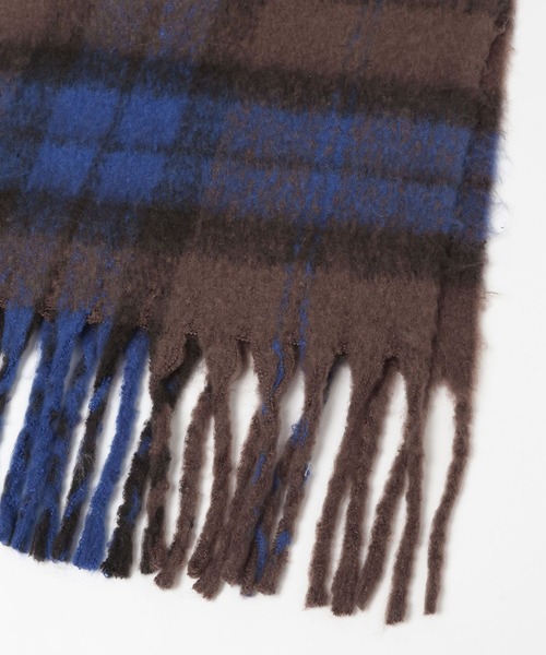 LAKOLE（ラコレ）の「チェックブークレーマフラー / 576684（マフラー・メンズ・ブラウン/グリーン/チャコール・FREE）」の9枚目の写真