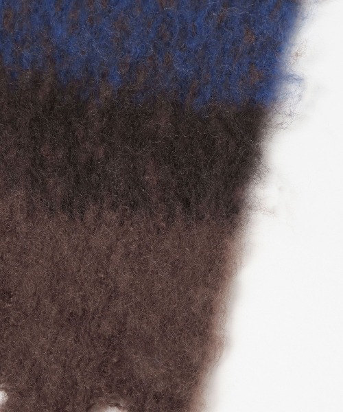 LAKOLE（ラコレ）の「チェックブークレーマフラー / 576684（マフラー・メンズ・ブラウン/グリーン/チャコール・FREE）」の11枚目の写真