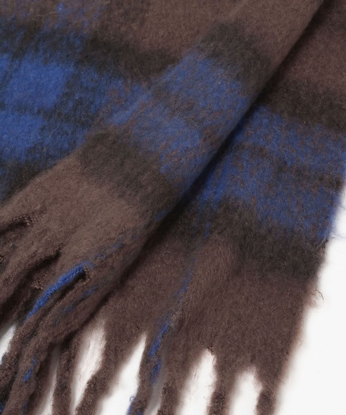 LAKOLE（ラコレ）の「チェックブークレーマフラー / 576684（マフラー・メンズ・ブラウン/グリーン/チャコール・FREE）」の12枚目の写真