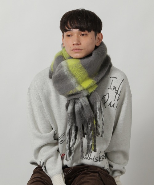 LAKOLE（ラコレ）の「チェックブークレーマフラー / 576684（マフラー・メンズ・ブラウン/グリーン/チャコール・FREE）」の18枚目の写真