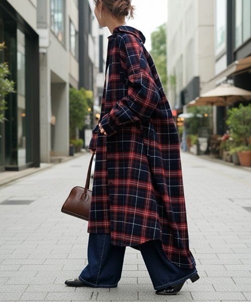 HUG.U(ハグユー)の「チェックロングシャツワンピース(シャツワンピース・レディース・レッド/グリーン/ブラウン/スモークグレー・FREE)」の4枚目の写真