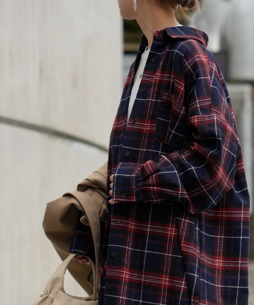 HUG.U(ハグユー)の「チェックロングシャツワンピース(シャツワンピース・レディース・レッド/グリーン/ブラウン/スモークグレー・FREE)」の19枚目の写真
