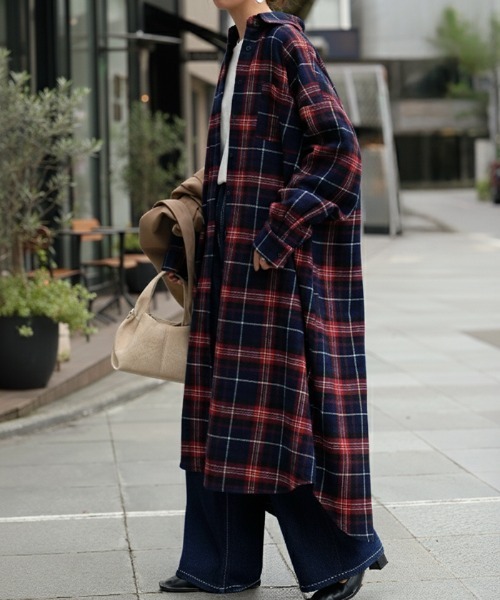 HUG.U(ハグユー)の「チェックロングシャツワンピース(シャツワンピース・レディース・レッド/グリーン/ブラウン/スモークグレー・FREE)」の18枚目の写真