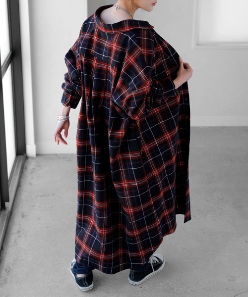 HUG.U(ハグユー)の「チェックロングシャツワンピース(シャツワンピース・レディース・レッド/グリーン/ブラウン/スモークグレー・FREE)」の9枚目の写真