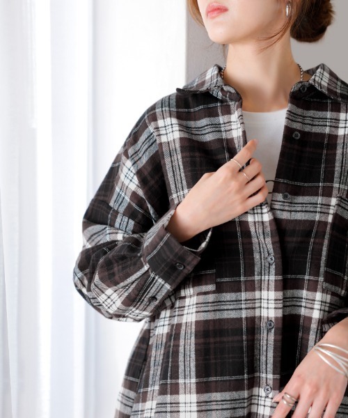 HUG.U(ハグユー)の「チェックロングシャツワンピース(シャツワンピース・レディース・レッド/グリーン/ブラウン/スモークグレー・FREE)」の13枚目の写真