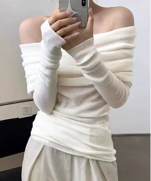 VIBGYOR(ヴィブジョー)の「【EIZZ/アイズ】オフショルダー ドレープデザイン ニットトップス(ニット/セーター・レディース・ピンク/レッド/オフホワイト/グレー/アイボリー/ブラック・FREE)」の2枚目の写真