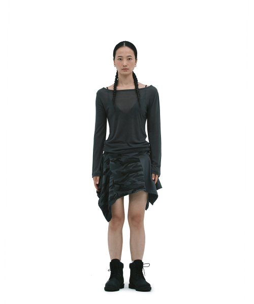DEFGARMENTS（デフグラメンツ）の「CAMO UNBALANCE SKIRT [BLACK]（スカート・レディース・その他・FREE）」の4枚目の写真