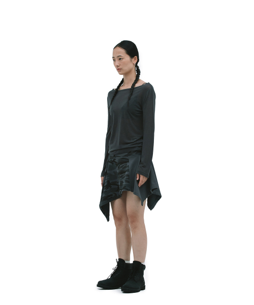 DEFGARMENTS（デフグラメンツ）の「CAMO UNBALANCE SKIRT [BLACK]（スカート・レディース・その他・FREE）」の3枚目の写真