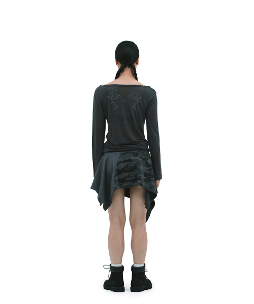 DEFGARMENTS（デフグラメンツ）の「CAMO UNBALANCE SKIRT [BLACK]（スカート・レディース・その他・FREE）」の2枚目の写真