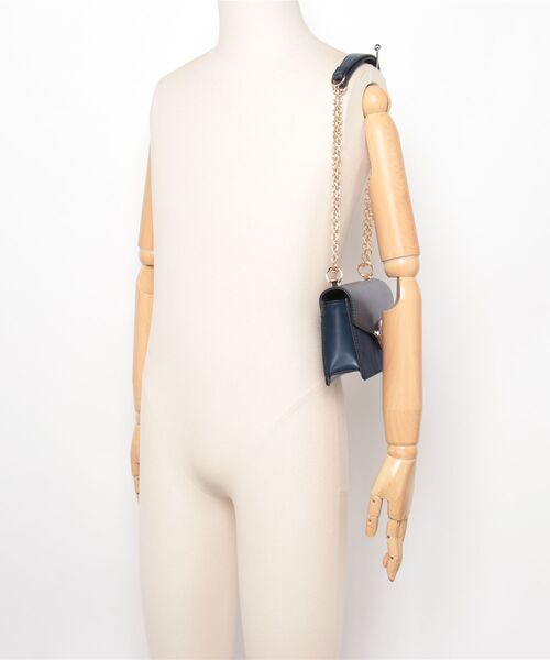Guess(ゲス)の「GRACIA Convertible Crssbdy Flap ショルダーバッグ (ショルダーバッグ・レディース・ネイビー/グリーン・ONE SIZE)」の15枚目の写真