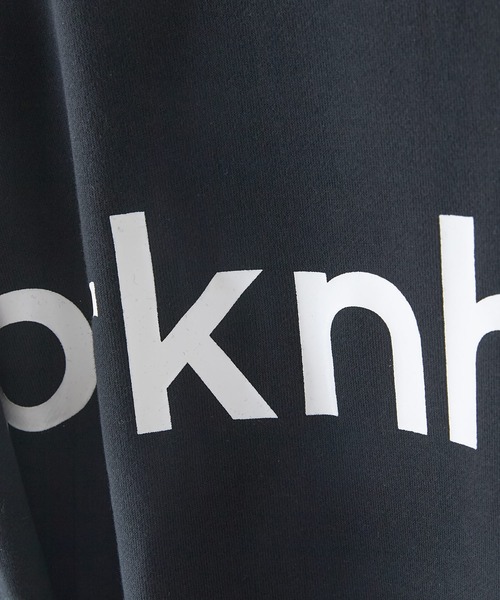 brknhome(ブロークンホーム)の「【BRKNHOME/ブロークンホーム】ブランドロゴ プリント スウェットトレーナー(スウェット・メンズ・杢グレー/ブラック・MEDIUM/LARGE)」の4枚目の写真