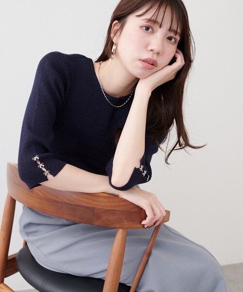 natural couture(ナチュラルクチュール)の「【1/1~4限定受注販売】〈mizumami〉リボンチャーム5分袖ニット(ニット/セーター・レディース・アイボリー/イエロー/ピンク/ブルー/ネイビー/ブラック・FREE)」の3枚目の写真