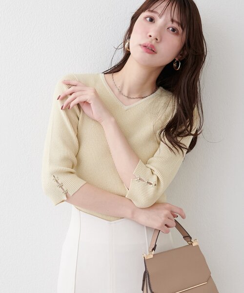 natural couture(ナチュラルクチュール)の「【1/1~4限定受注販売】〈mizumami〉リボンチャーム5分袖ニット(ニット/セーター・レディース・アイボリー/イエロー/ピンク/ブルー/ネイビー/ブラック・FREE)」の5枚目の写真