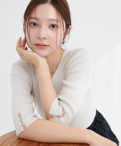 natural couture(ナチュラルクチュール)の「【1/1~4限定受注販売】〈mizumami〉リボンチャーム5分袖ニット(ニット/セーター・レディース・アイボリー/イエロー/ピンク/ブルー/ネイビー/ブラック・FREE)」の1枚目の写真