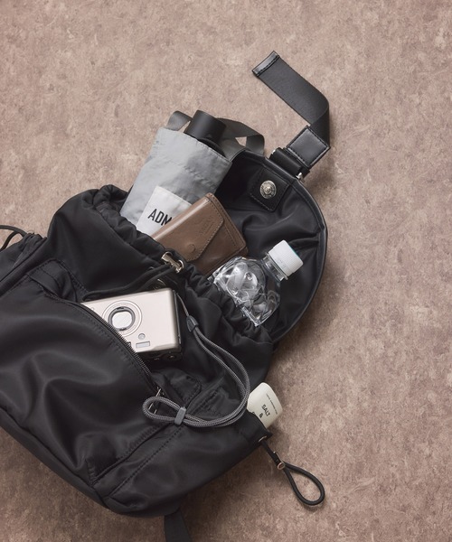 ADAM ET ROPE'（アダムエロペ）の「フラップベルトミディアムリュック（バックパック/リュック・レディース・ブラック・FREE）」の2枚目の写真