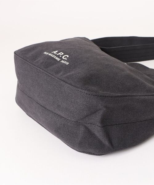 A.P.C.(アーペーセー)の「BESACE JOURNAL SMALL/ショルダーバッグ(ショルダーバッグ・メンズ・ブラウン系その他/ブラック・ONESIZE)」の4枚目の写真