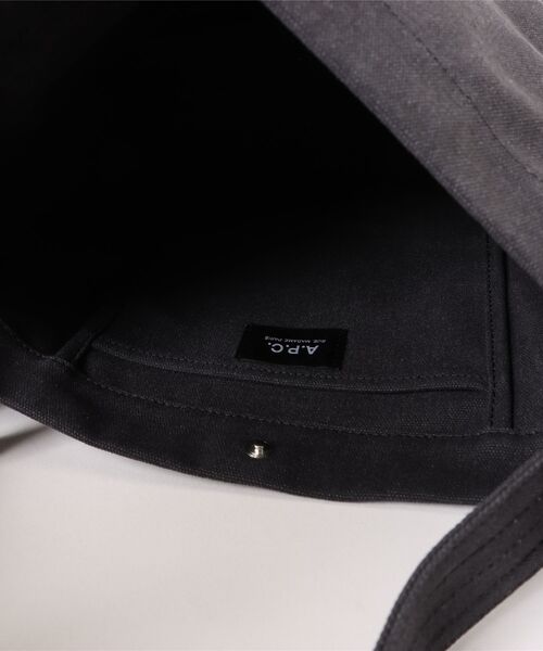 A.P.C.(アーペーセー)の「BESACE JOURNAL SMALL/ショルダーバッグ(ショルダーバッグ・メンズ・ブラウン系その他/ブラック・ONESIZE)」の5枚目の写真