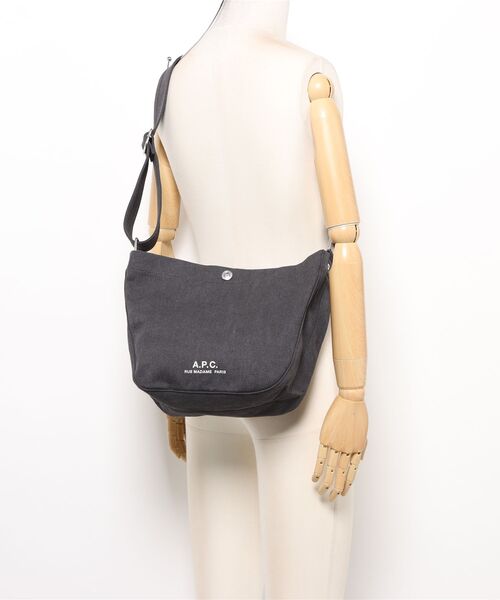 A.P.C.(アーペーセー)の「BESACE JOURNAL SMALL/ショルダーバッグ(ショルダーバッグ・メンズ・ブラウン系その他/ブラック・ONESIZE)」の6枚目の写真