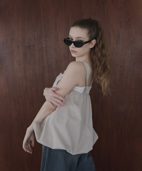 Mili affinity(ミリアフィニティー)の「ベルト付きバルーンキャミソール(キャミソール・レディース・チャコール/ブラック/グレイッシュベージュ・FREE)」の10枚目の写真