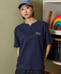 FFEIN（フェイン）の「【FFEIN（フェイン）】ワンポイント刺繍ロゴヘンリーネックショート丈Tシャツ/ Tシャツ ヘンリーネック 半袖 刺繍 ボタン ワンポイント シンプル 【短丈】（Tシャツ/カットソー）」