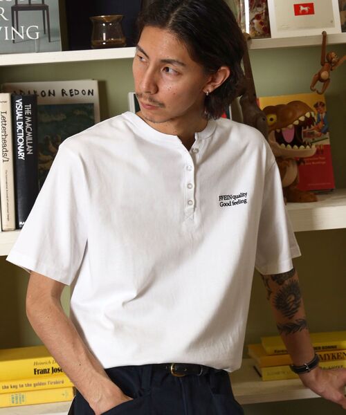 FFEIN(フェイン)の「【FFEIN(フェイン)】ワンポイント刺繍ロゴヘンリーネックショート丈Tシャツ/ Tシャツ ヘンリーネック 半袖 刺繍 ボタン ワンポイント シンプル 【短丈】(Tシャツ/カットソー・メンズ・アッシュグレー/ホワイト/ネイビー/ブラック・SMALL/LARGE/MEDIUM)」の2枚目の写真