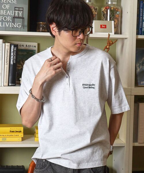 FFEIN(フェイン)の「【FFEIN(フェイン)】ワンポイント刺繍ロゴヘンリーネックショート丈Tシャツ/ Tシャツ ヘンリーネック 半袖 刺繍 ボタン ワンポイント シンプル 【短丈】(Tシャツ/カットソー・メンズ・アッシュグレー/ホワイト/ネイビー/ブラック・SMALL/LARGE/MEDIUM)」の4枚目の写真