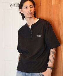 FFEIN（フェイン）の「【FFEIN（フェイン）】ワンポイント刺繍ロゴヘンリーネックショート丈Tシャツ/ Tシャツ ヘンリーネック 半袖 刺繍 ボタン ワンポイント シンプル 【短丈】（Tシャツ/カットソー）」