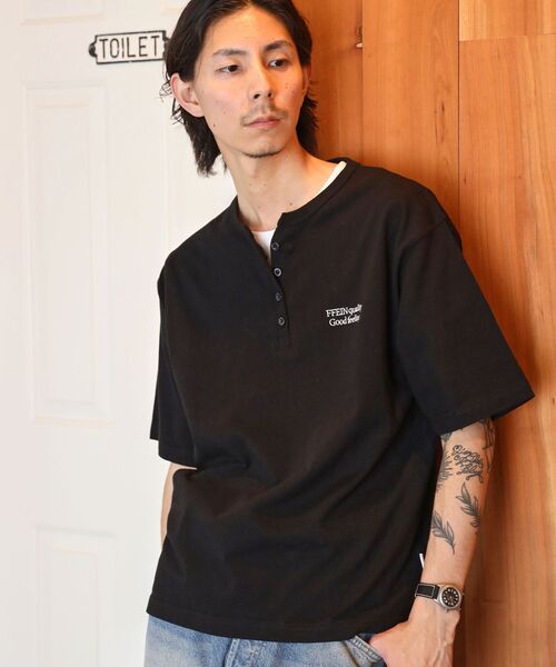 FFEIN(フェイン)の「【FFEIN(フェイン)】ワンポイント刺繍ロゴヘンリーネックショート丈Tシャツ/ Tシャツ ヘンリーネック 半袖 刺繍 ボタン ワンポイント シンプル 【短丈】(Tシャツ/カットソー・メンズ・アッシュグレー/ホワイト/ネイビー/ブラック・SMALL/LARGE/MEDIUM)」の3枚目の写真