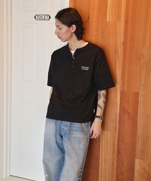 FFEIN(フェイン)の「【FFEIN(フェイン)】ワンポイント刺繍ロゴヘンリーネックショート丈Tシャツ/ Tシャツ ヘンリーネック 半袖 刺繍 ボタン ワンポイント シンプル 【短丈】(Tシャツ/カットソー・メンズ・アッシュグレー/ホワイト/ネイビー/ブラック・SMALL/LARGE/MEDIUM)」の5枚目の写真