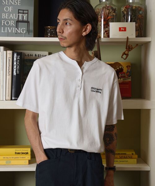 FFEIN(フェイン)の「【FFEIN(フェイン)】ワンポイント刺繍ロゴヘンリーネックショート丈Tシャツ/ Tシャツ ヘンリーネック 半袖 刺繍 ボタン ワンポイント シンプル 【短丈】(Tシャツ/カットソー・メンズ・アッシュグレー/ホワイト/ネイビー/ブラック・SMALL/LARGE/MEDIUM)」の6枚目の写真